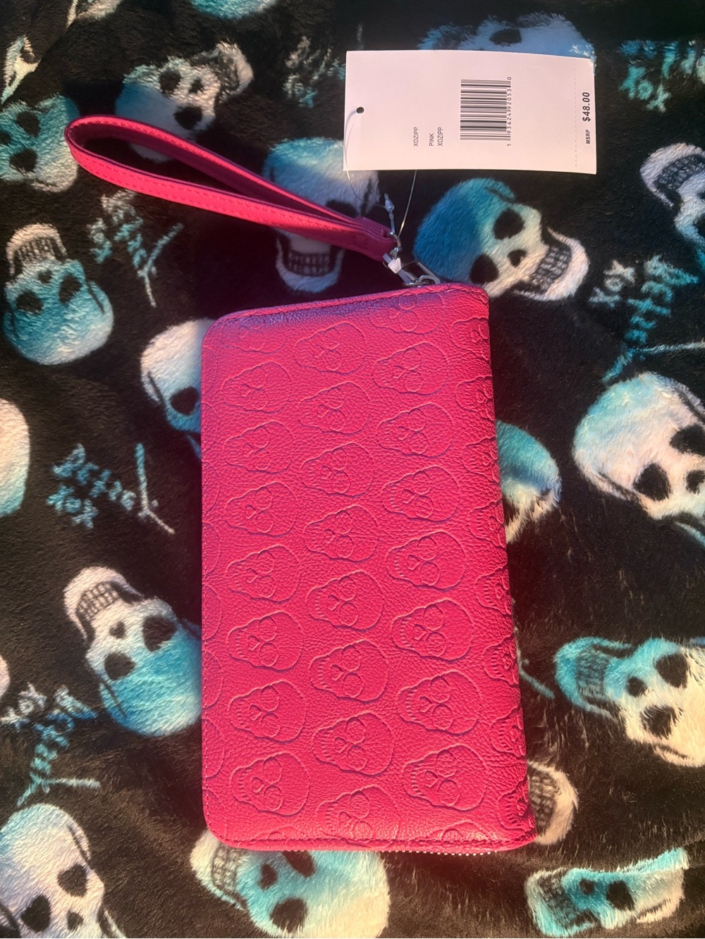 BNWT BETSEY JOHNSON Hot Pink Skulls Wallet Wristlet - Picture 2 of 3